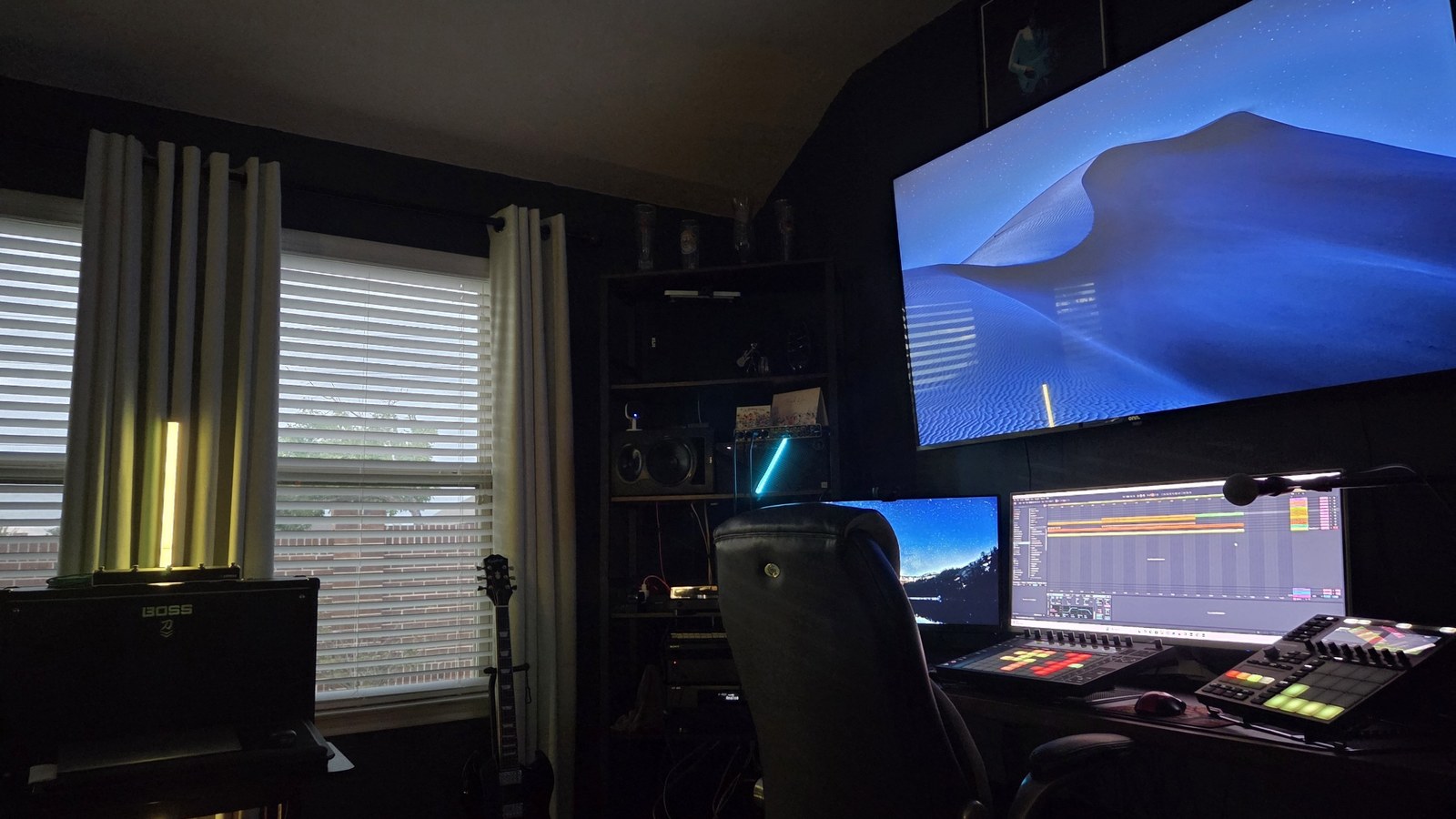 The Seymore Music home studio with Ableton Live, a Maschine and a guitar on a stand